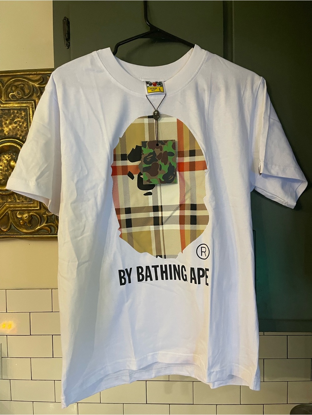 Mens Graphic Design Tee Size L.
